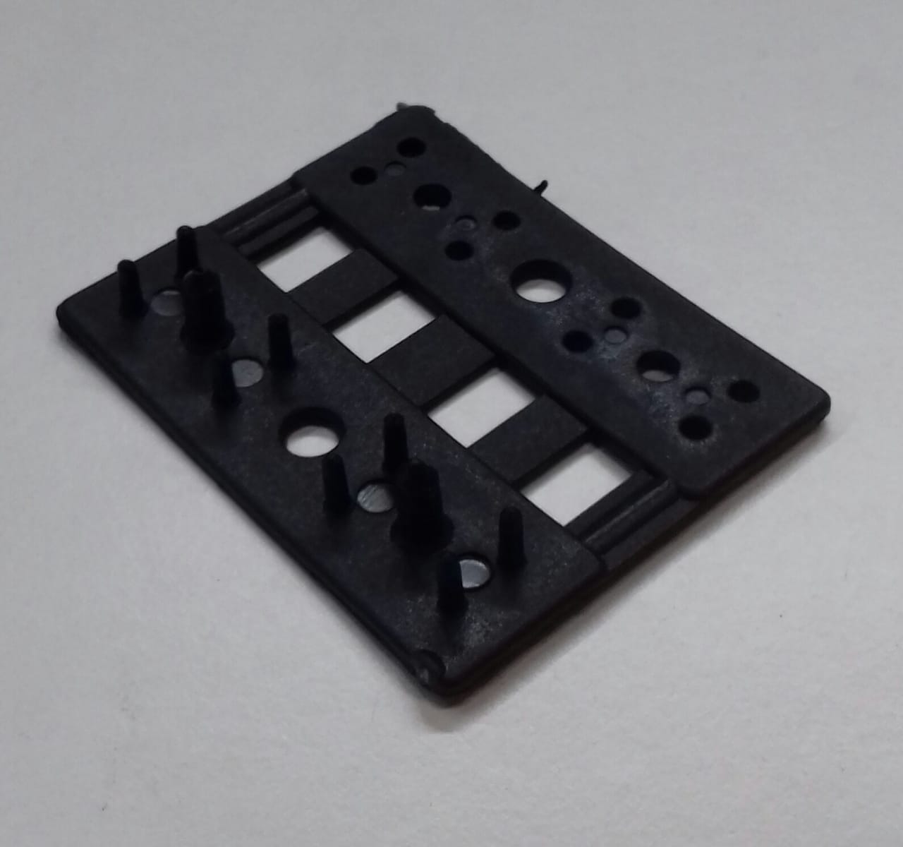 (BROME) BROCHE PLASTICO P/ TEJIDO 1/2 SOMBRA NEGRO - FERRETERIA - BROCHES PARA MEDIA SOMBRA